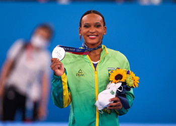 Rebeca Andrade conquista medalha de prata para o Brasil na ginástica
